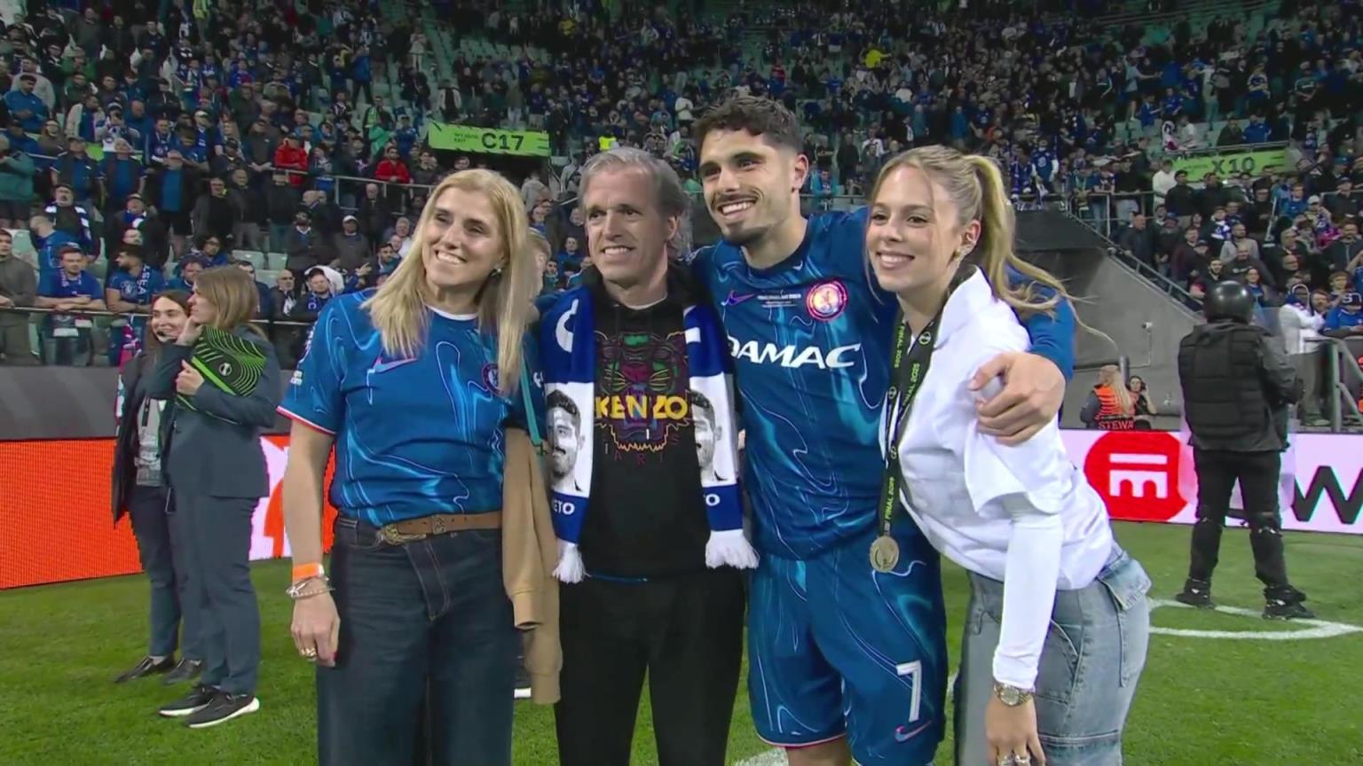 內托好福氣！奪冠后高顏值女友來合照，身材相當哇塞！