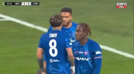 繼續(xù)干！恩佐進球后給了詹姆斯一巴掌，兩人頂頭互相打氣