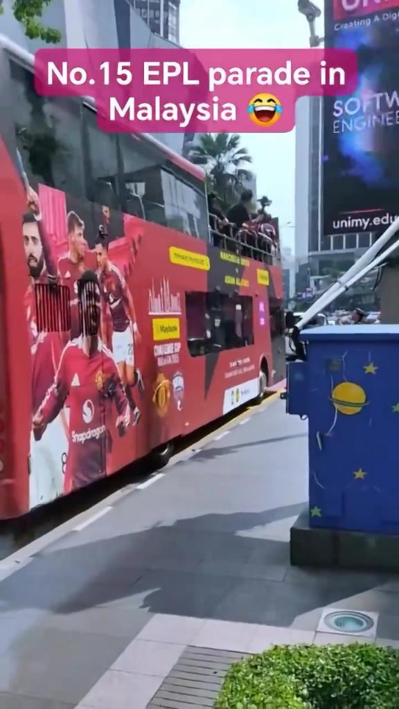 游街示眾？曼聯(lián)在馬來西亞街頭大巴游行，球迷笑噴