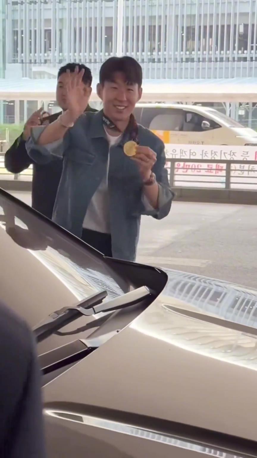 衣錦還鄉(xiāng)！孫興慜返回韓國，眾多女球迷讓其把歐聯(lián)獎牌戴上