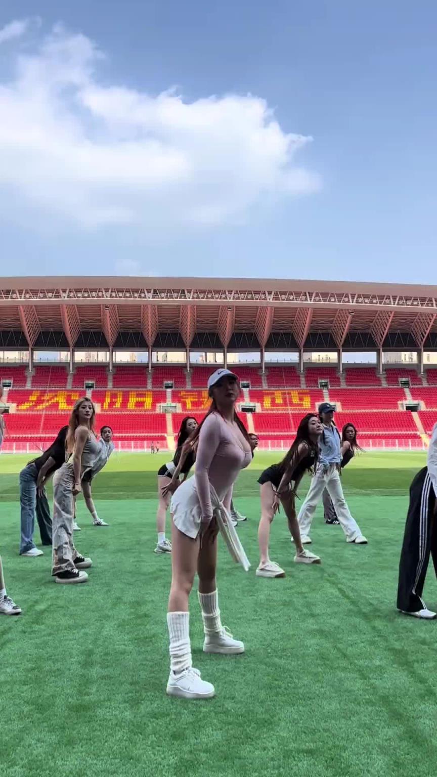 好看！在彩排的遼寧鐵人啦啦隊小姐姐們