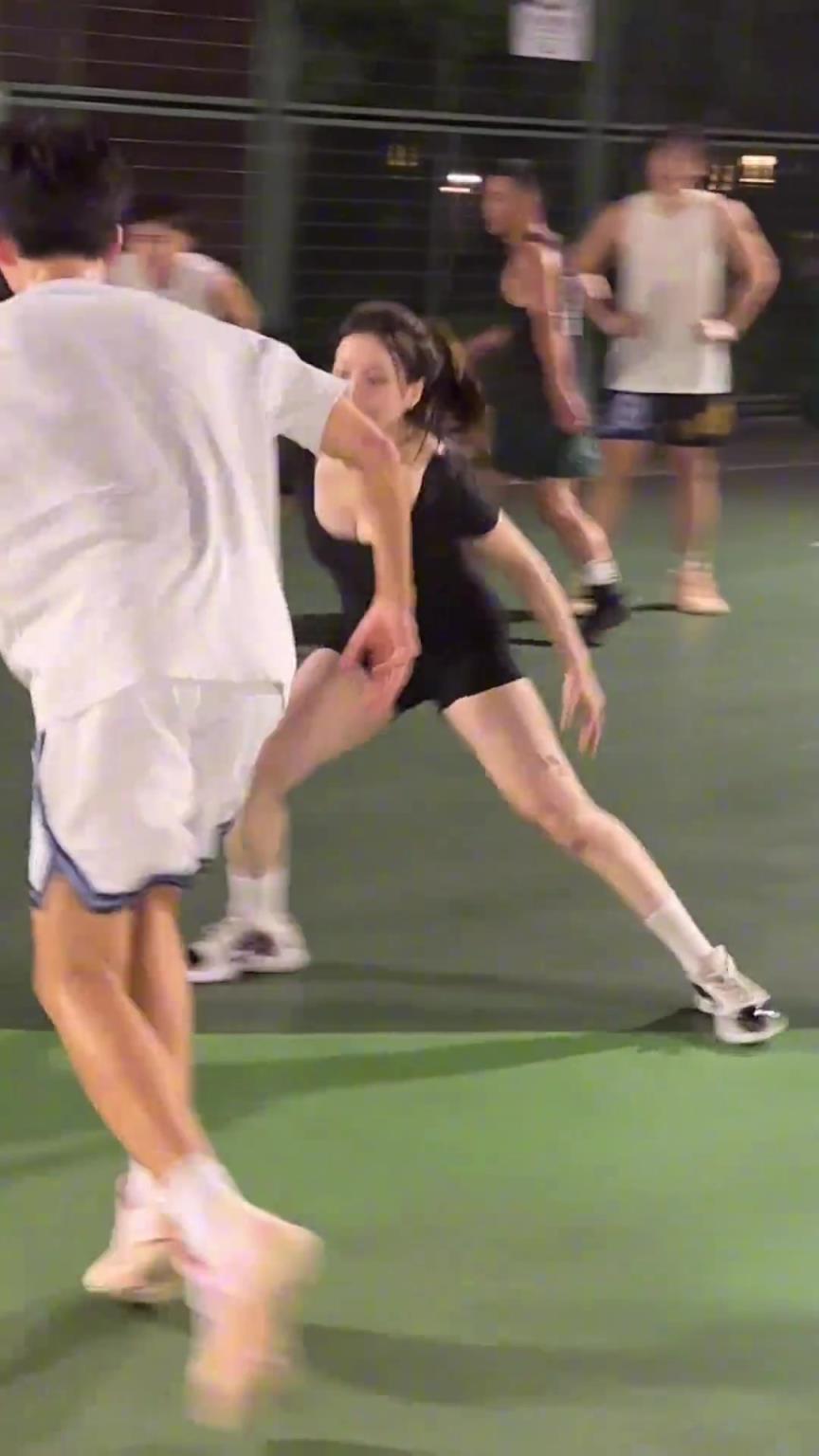 小姐姐防得真兇!瘦點(diǎn)的男生都拿她沒辦法